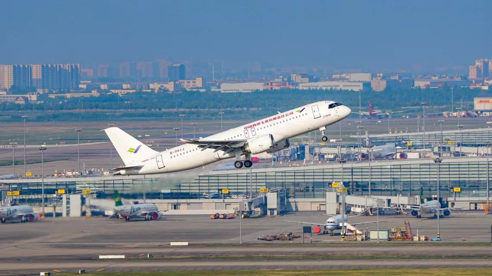 祝贺！中国首架C919大飞机首飞试验成功